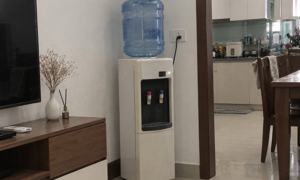Vì sao ngày càng nhiều gia đình không còn dùng cây nước nóng lạnh? 1 thiết bị gọn hơn đang dần trở thành xu hướng mới