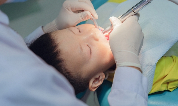 Bé gái 3 tuổi mở miệng là bốc mùi hôi nồng, bác sĩ cảnh báo mọi bố mẹ về 1 hành vi cực nguy hiểm
