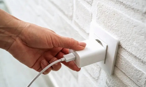 Lời khuyên cho tất cả những ai không rút sạc điện thoại khi đi ngủ