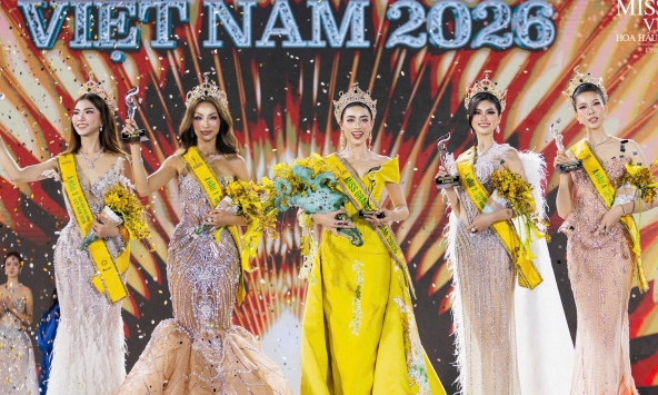 Emoura Phạm diện đầm dạ hội vàng ánh kim với họa tiết phượng hoàng dát vàng khoe sắc vóc khi đăng quang Miss Grand Vietnam 2026