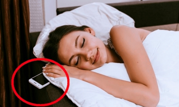 Lời khuyên cho những người đặt điện thoại cạnh giường suốt đêm