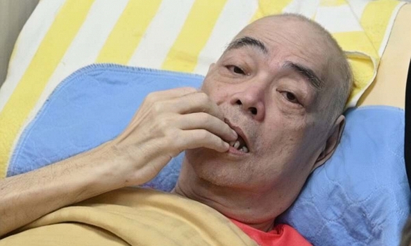 Nam nghệ sĩ bị viện dưỡng lão ngược đãi rơi vào tình trạng nguy hiểm, cơ thể hoại tử không thể cử động