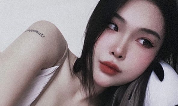 Nổi tiếng với nụ hôn viral, hot girl VALORANT có màn nâng cấp giao diện gợi cảm bùng nổ