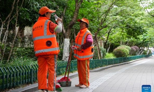 Trung Quốc phát 'áo điều hòa' cho công nhân quét rác:Phía sau chiếc áo gắn hai cái quạt là ngành hàng tỷ đô sinh ra từ những ngày 40 độ