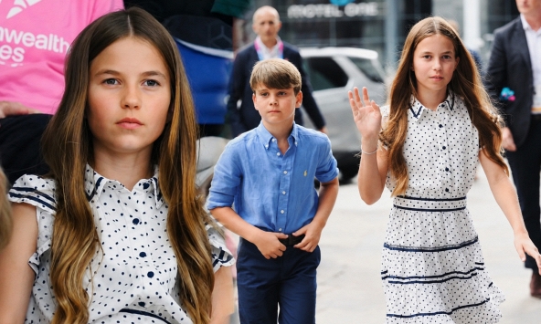 Công chúa Charlotte lại 'gây sốt' với váy chấm bi
