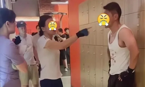 Đang thư giãn ở phòng tập gym, nam thanh niên bất ngờ bị cho là kẻ quấy rối, quay lén phụ nữ