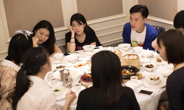 Đi họp lớp ai cũng gọi tôm hùm bào ngư, hóa đơn 72 triệu không sốc bằng “phí chụp ảnh”: Con số trên trời hé lộ sự thật buồn