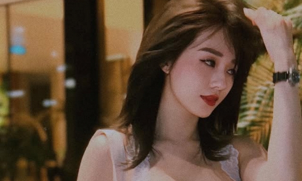 Hà Kim 'xả ảnh' đi biển, khiến MXH xôn xao trước vóc dáng đáng mơ ước