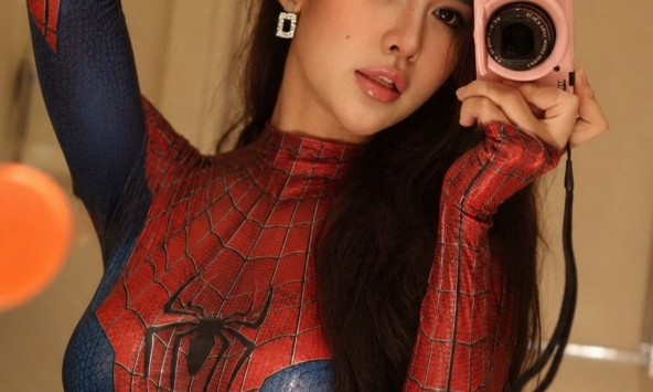 Hot girl show hẹn hò gây bão khi nhập vai Người Nhện, 'visual' ngạt thở thu hút netizen