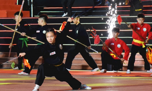Mãn nhãn nữ võ sư, võ sinh diễn võ trong đêm khai mạc Liên hoan Quốc tế Võ cổ truyền Việt Nam