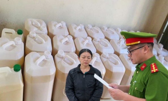 Ra quyết định khởi tố người phụ nữ bán rượu Lưu Thị Thủy SN 1974