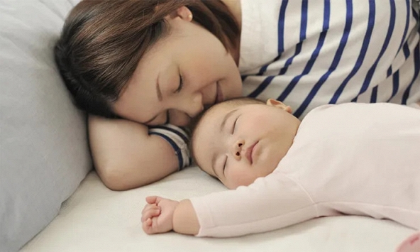 Trẻ “ngủ cùng mẹ” và “không ngủ cùng mẹ”: Chưa cần đợi lớn lên, khác biệt đã vô cùng rõ rệt