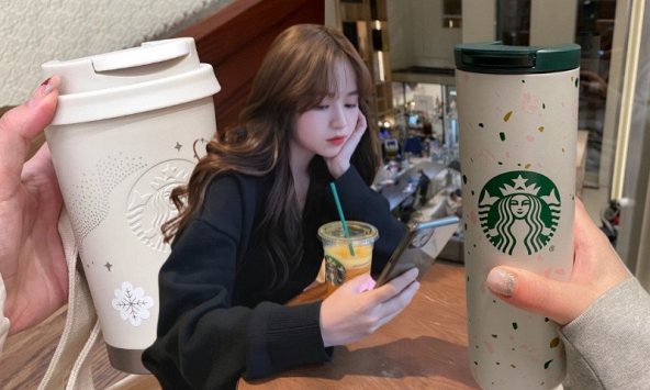 Từ chiếc bình 800.000 đồng đến món đồ được săn lùng giá 2,6 triệu: Starbucks đã biến bình giữ nhiệt thành 'mỏ vàng' thương hiệu như thế nào?