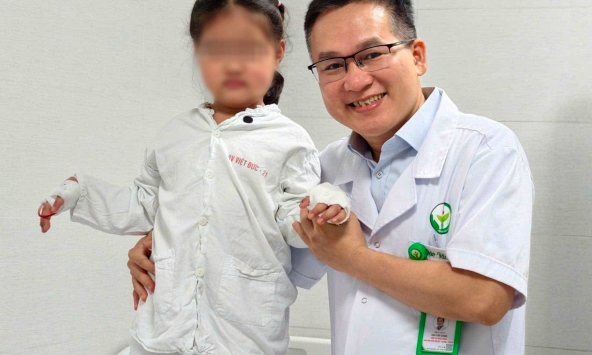 Bé 5 tuổi sinh ra có đủ ngón tay nhưng không thể cầm bút: Bác sĩ Việt 'biến' ngón trỏ thành ngón cái và kết quả bất ngờ
