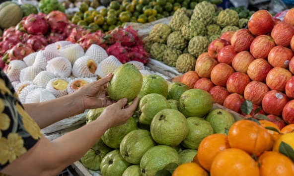 Người bán trái cây tiết lộ: Khách thường chọn quả to, người trong nghề lại kiểm tra 5 chi tiết này trước