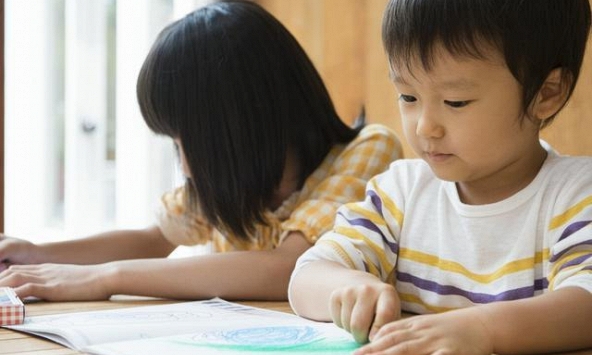Nhiều cha mẹ cứ tưởng con mình kém thông minh, hóa ra là vì ngay từ đầu đã hướng dẫn con học theo cách 'ngược đời' như này!