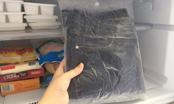 Nhiều người cho quần jeans vào ngăn đá tủ lạnh hóa ra vì 2 lợi ích này