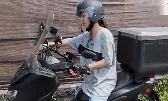 Nữ diễn viên tháo chạy khỏi showbiz nay làm shipper, công nhân ca đêm 8 tiếng tại kho hàng logistics