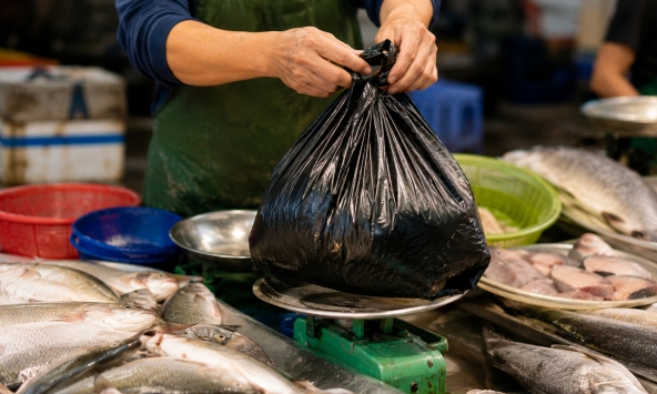 Vì sao người bán cá thường dùng túi nilon màu đen thay vì túi trắng, hồng hay xanh?