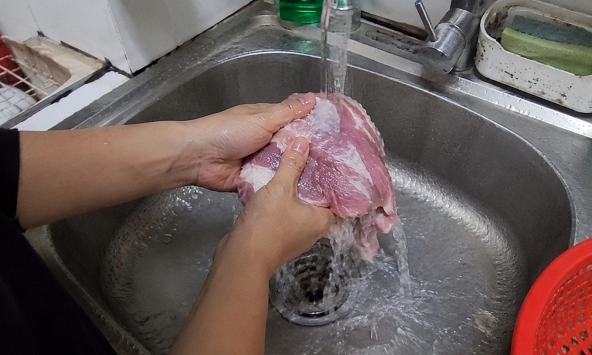 Vì sao nhiều người không bao giờ rửa thịt trước khi nấu?