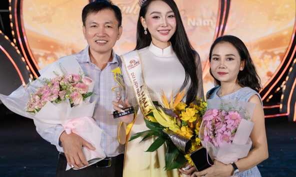Á hậu sinh năm 2003 vừa đăng quang: Là học trò 10 năm của cặp đôi nổi tiếng, được mẹ ruột trang điểm cho khi đi thi