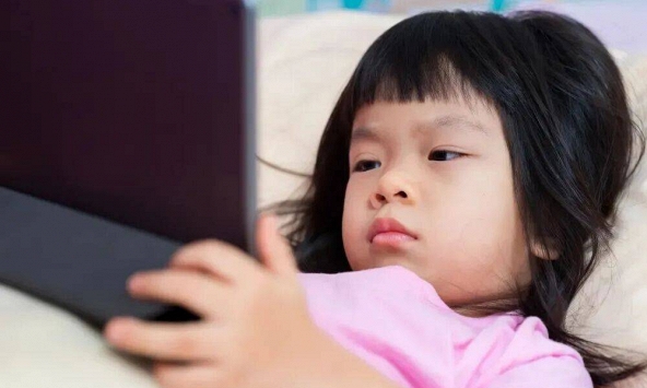 Dành hơn 1h/ngày cho việc này có thể ảnh hưởng đến cấu trúc não bộ của trẻ