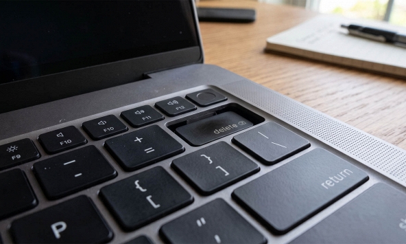 Vì một phím bị kẹt, chiếc MacBook Pro M5 Max suýt khiến chủ nhân tốn gần 900 USD tiền sửa