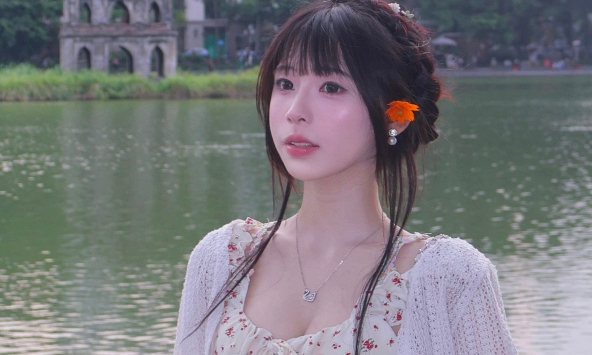 Chụp ảnh ở Hồ Gươm, bộ ảnh của cô nàng hot girl bất ngờ viral khắp MXH