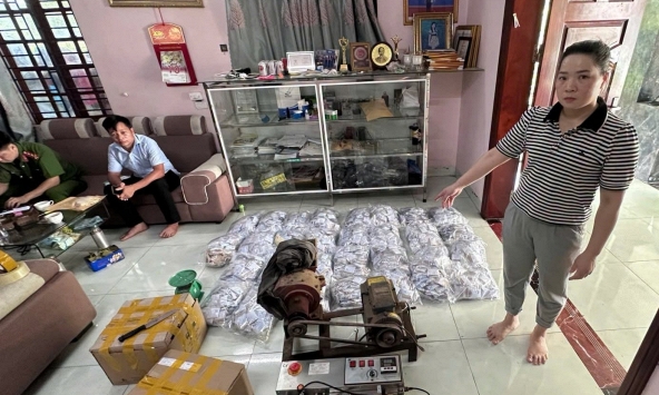 Khám xét nơi ở, nơi làm việc, khởi tố người bán thuốc đông y Bùi Thị Tiết SN 1988