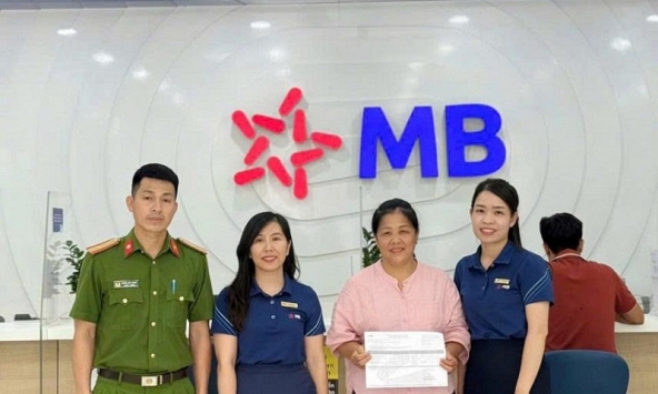 Phát hiện giao dịch chuyển khoản 200.000.000 đồng đến tài khoản của Hoàng Thanh Hương SN 1977, công an lập tức vào cuộc điều tra
