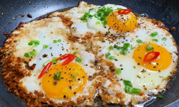 4 thói quen khi rán trứng CẦN BỎ NGAY