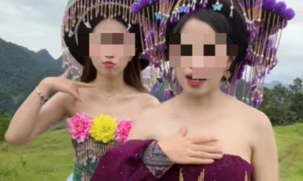 Ăn mặc phản cảm quay video, 2 cô nàng 'gái bản' khiến CĐM ngao ngán