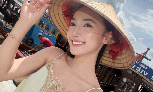 Bắt trend 'miền Tây sông nước', cô nàng Á Khôi khiến tất cả mê mẩn với nhan sắc trong trẻo