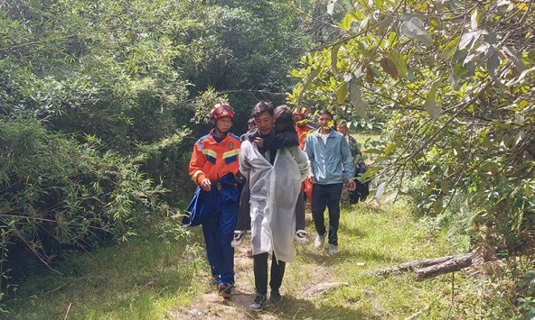 Bé gái 9 tuổi vào rừng hái nấm rồi mất tích, gần 20 giờ sau được cứu hộ tìm thấy ở nơi không ai ngờ