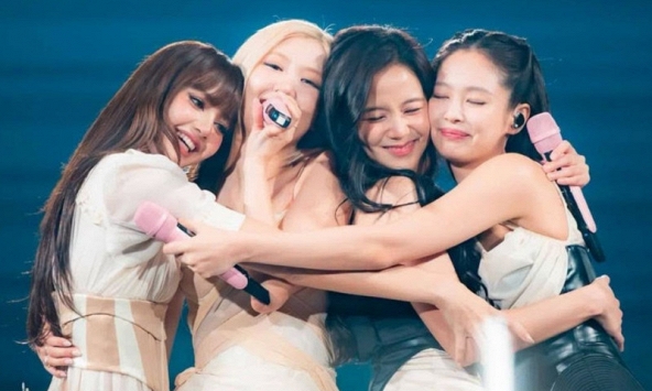 Có 2 thành viên BLACKPINK không hợp tác với YG