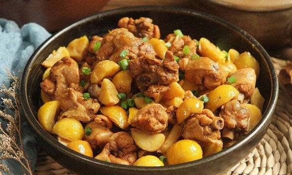 Hạt dẻ không chỉ để rang: Ăn sống được cho là bổ thận, nấu chín lại giúp kiện tỳ