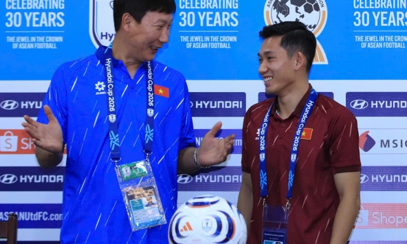 HLV Kim Sang-sik trêu đùa khiến Hai Long ngượng đỏ mặt
