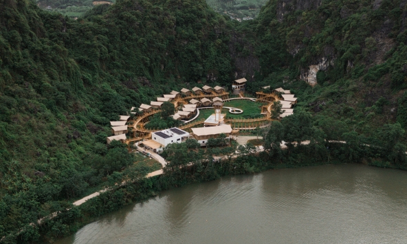 Khu nghỉ dưỡng 'kỳ lạ' tựa mình vào dãy núi đá vôi ở Phong Nha: Đường đi bằng tre, nội thất bằng gỗ tái chế, du khách như bước vào vùng đất cổ xưa