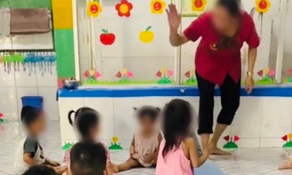 Người đăng clip bảo mẫu đánh chửi, bắn dây thun vào trẻ, công an đã làm việc ngay trong đêm