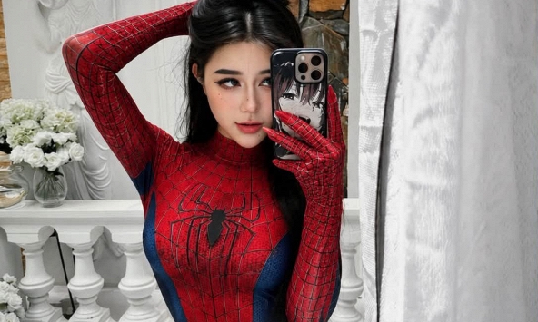 Nhờ chọn giúp phiên bản người Nhện phù hợp, hot girl này vô tình 'gây mê' CĐM với vóc dáng ấn tượng