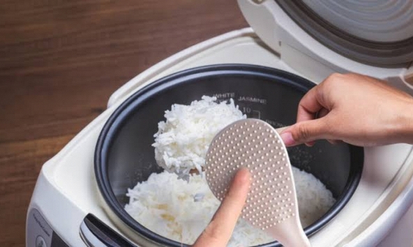Vì sao trên muôi xới cơm lại có những chấm tròn? Hơn 90% người dùng không biết hết công dụng