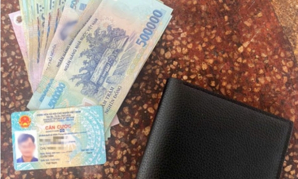 Công an điều tra xấp tiền mặt 20.000.000 đồng nằm chỏng chơ trên đường, người đàn ông SN 1984 phải làm việc với cơ quan chức năng