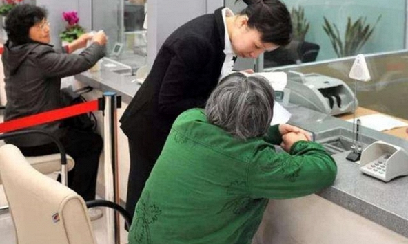Khách gửi tiết kiệm hơn 77 triệu đồng, 2 tháng sau được ngân hàng Trung Quốc thông báo: “Tiền đang nằm trong tài khoản của công ty bảo hiểm”