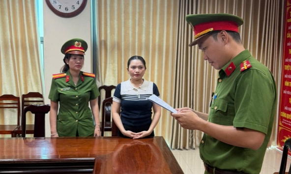 Khám xét nơi cất giấu tang vật của chủ hộ kinh doanh Huỳnh Hạ Thi