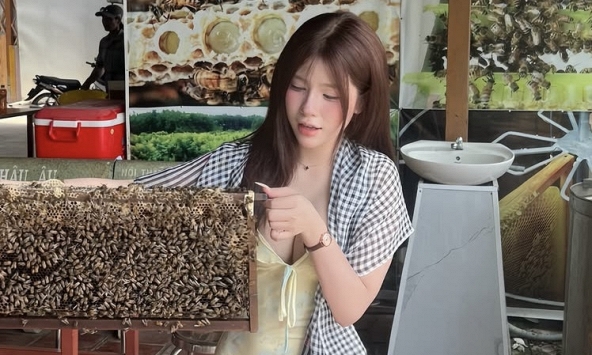 Khoác khăn rằn đi xuồng ba lá, 'hot girl pizza' lại gây bão, sắc vóc nóng bỏng 