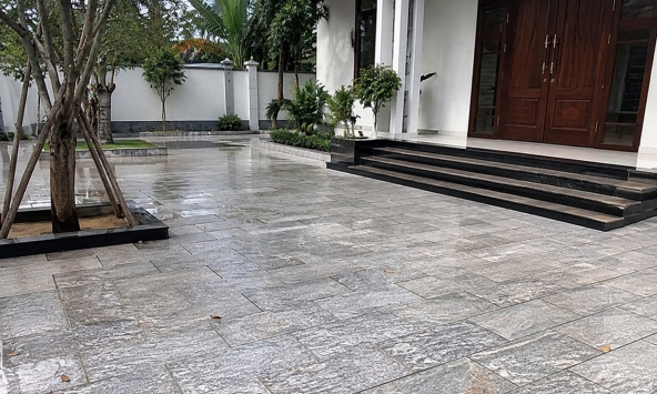 Vì sao ngày càng nhiều gia đình không còn lát kín sân bằng gạch? 2 cách làm vừa mát vừa thoát nước tốt đang dần trở thành xu hướng mới