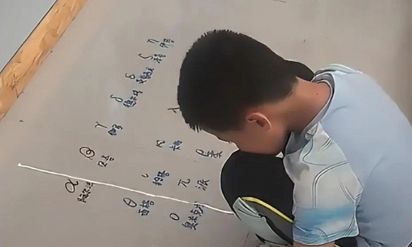 Mẹ đăng ảnh lên MXH, chê bai con gay gắt, nhiều người xem xong vội can ngăn: “Đừng mắng, con chị có khi là thiên tài đấy!”