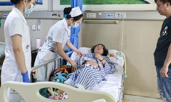 Người phụ nữ phát hiện ung thư nhờ 1 thứ ở chân, bác sĩ nói thẳng: 4 bất thường ngoài da cảnh báo gan 'kêu cứu'