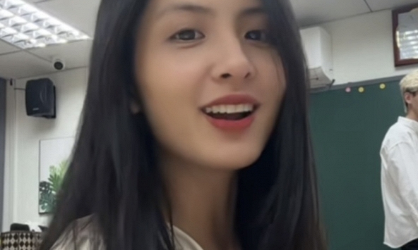 'Sốt rần rần' cô giáo xinh như nữ chính ngôn tình, xem video chân thực ngỡ như đang học trực tiếp