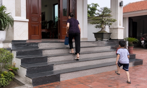 Vì sao ngày càng nhiều gia đình không còn xây bậc tam cấp quá cao? 1 cách làm thuận tiện hơn cho cả trẻ em lẫn người già